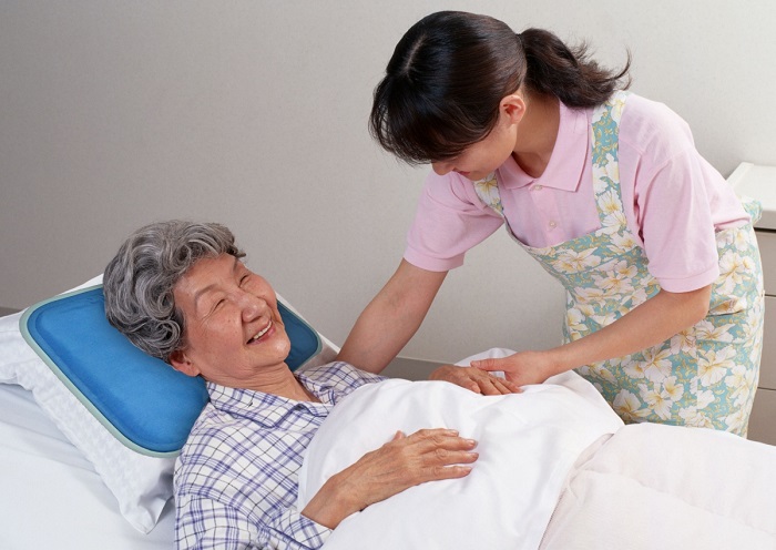 Chăm sóc người già đòi hỏi cần biết nhiều kỹ năng và kiên nhẫn